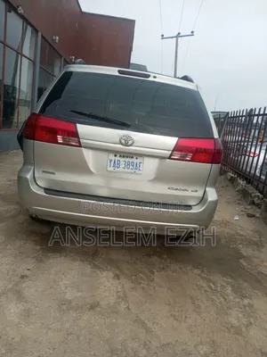 Photo - Toyota Sienna 2005 Silver