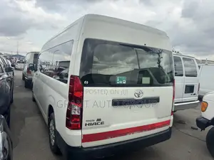 Toyota HiAce 2021 White