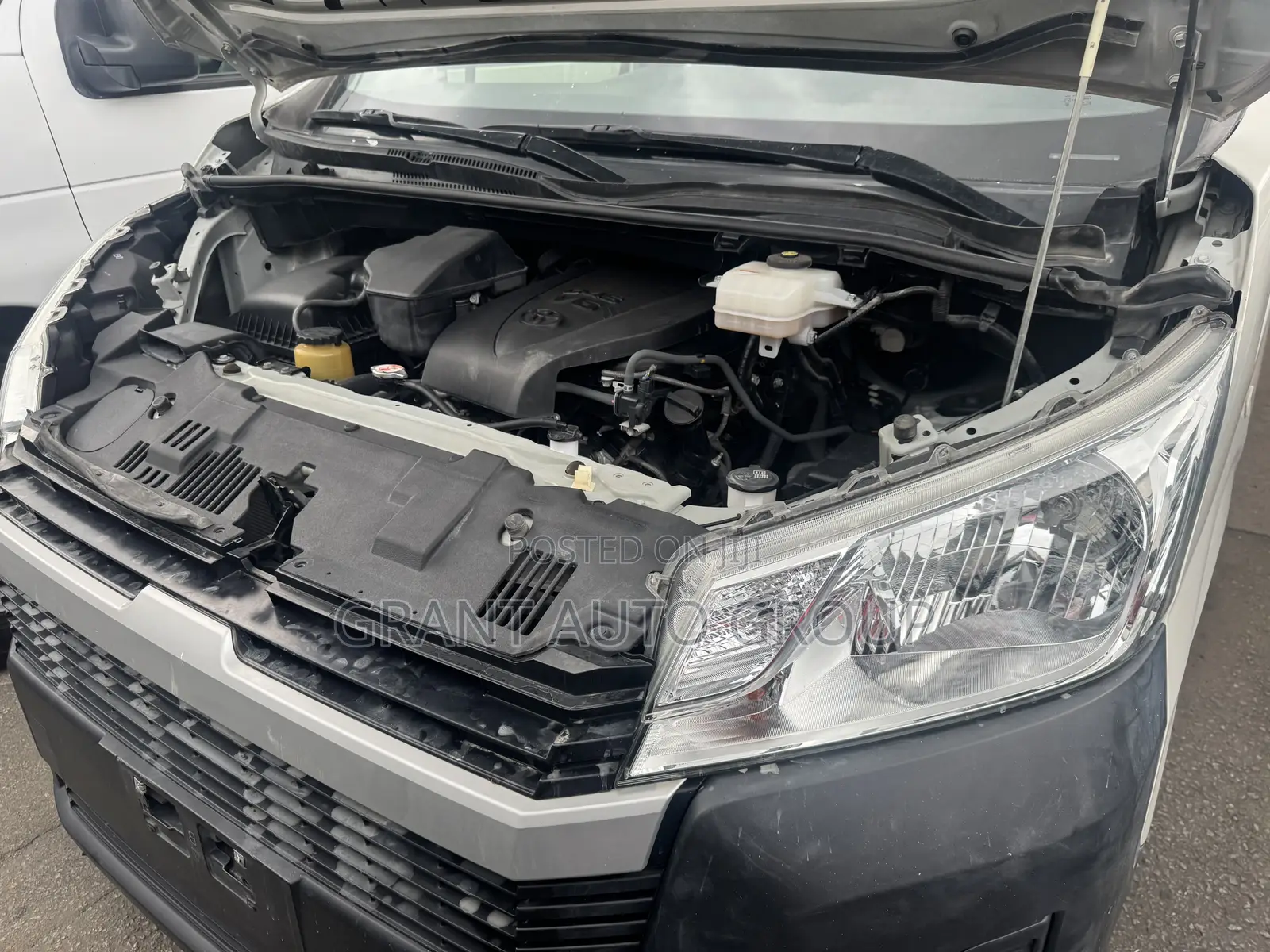 Toyota HiAce 2021 White