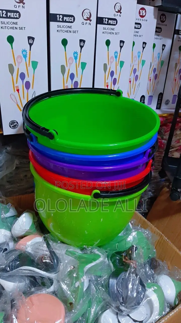 Round Bowl With Handle