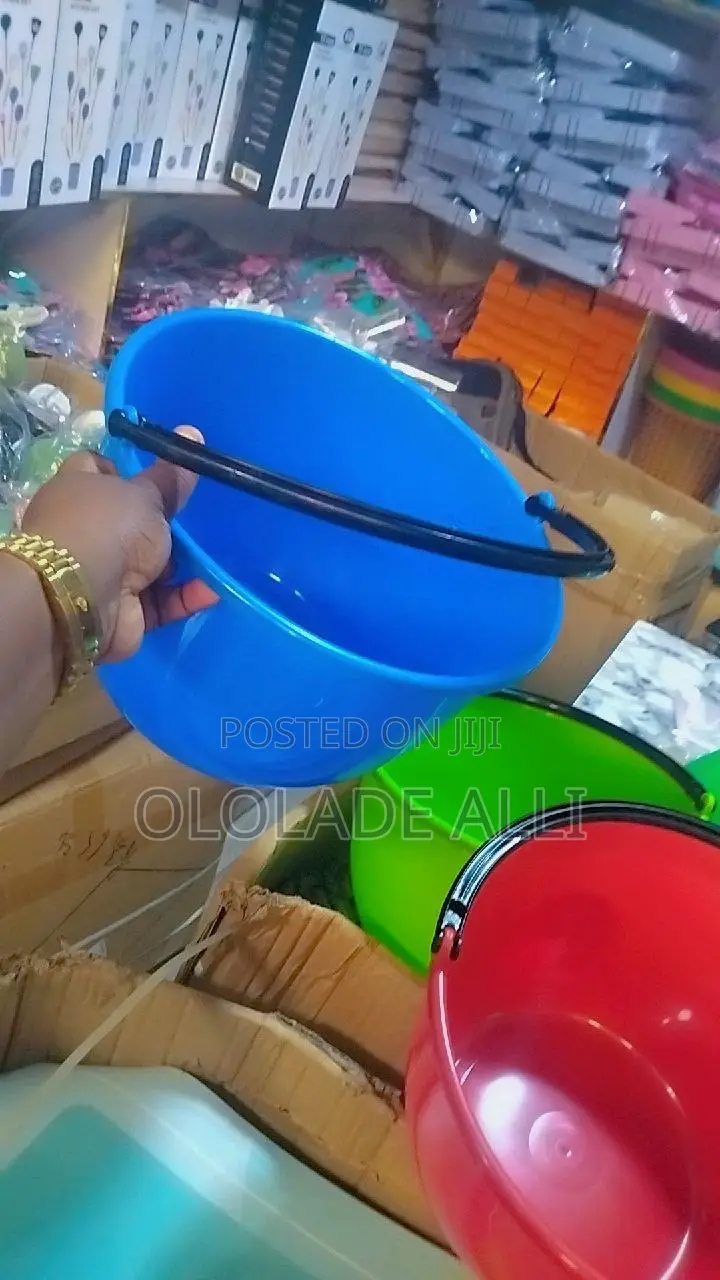 Round Bowl With Handle
