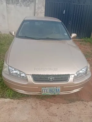 Photo - Toyota Camry 2000 Gold