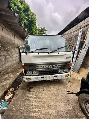 Toyota Dyna 150 2011 White