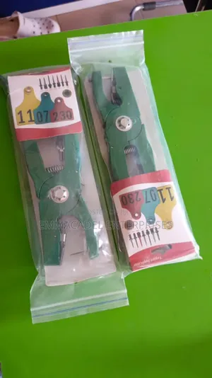 Ear Fabricator For Pigs