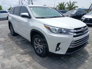 Toyota Highlander XLE 4x2 V6 (3.5L 6cyl 8A) 2017 White