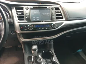 Toyota Highlander XLE 4x2 V6 (3.5L 6cyl 8A) 2017 White