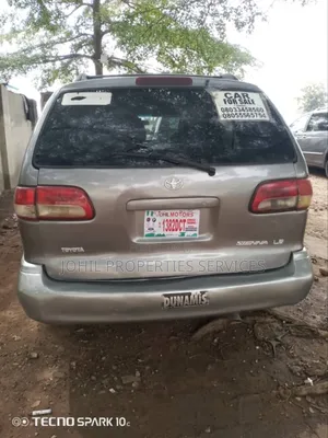 Photo - Toyota Sienna LE 2002 Red