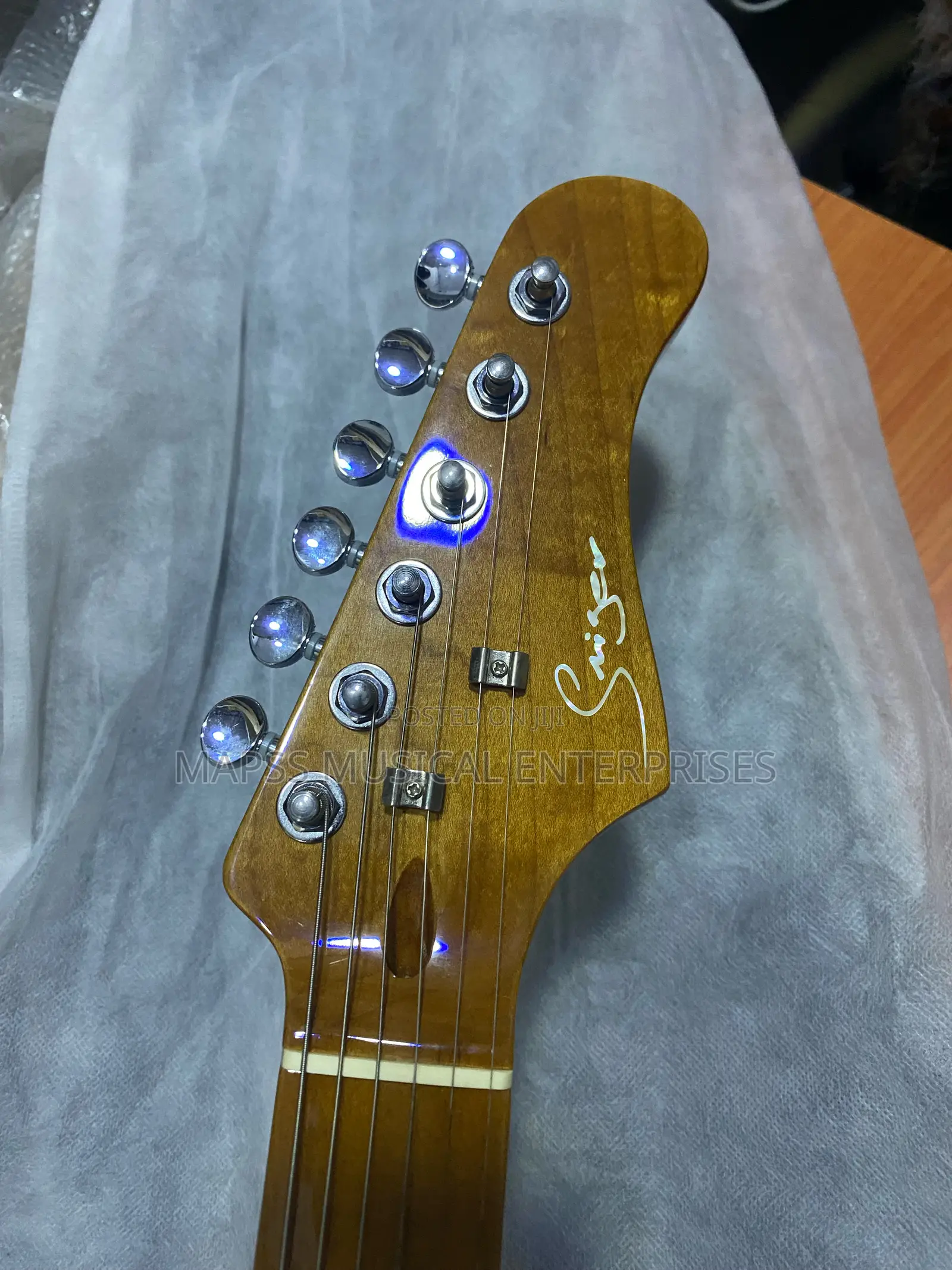 Stratocaster Lg-2-Pro-S S-Style Electric Guitar.