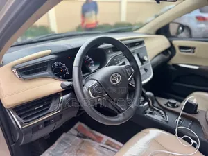 Toyota Avalon XLE Plus Sedan FWD (3.5L 6cyl 6A) 2017 Gold