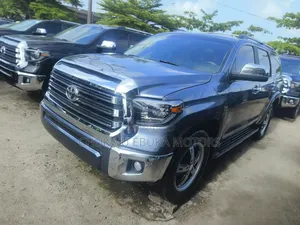 Toyota Sequoia Platinum 4dr SUV 4WD (5.7L 8cyl 6A) 2012 Gray
