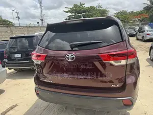 Toyota Highlander XLE V6 4x4 (3.5L 6cyl 6A) 2016 Red