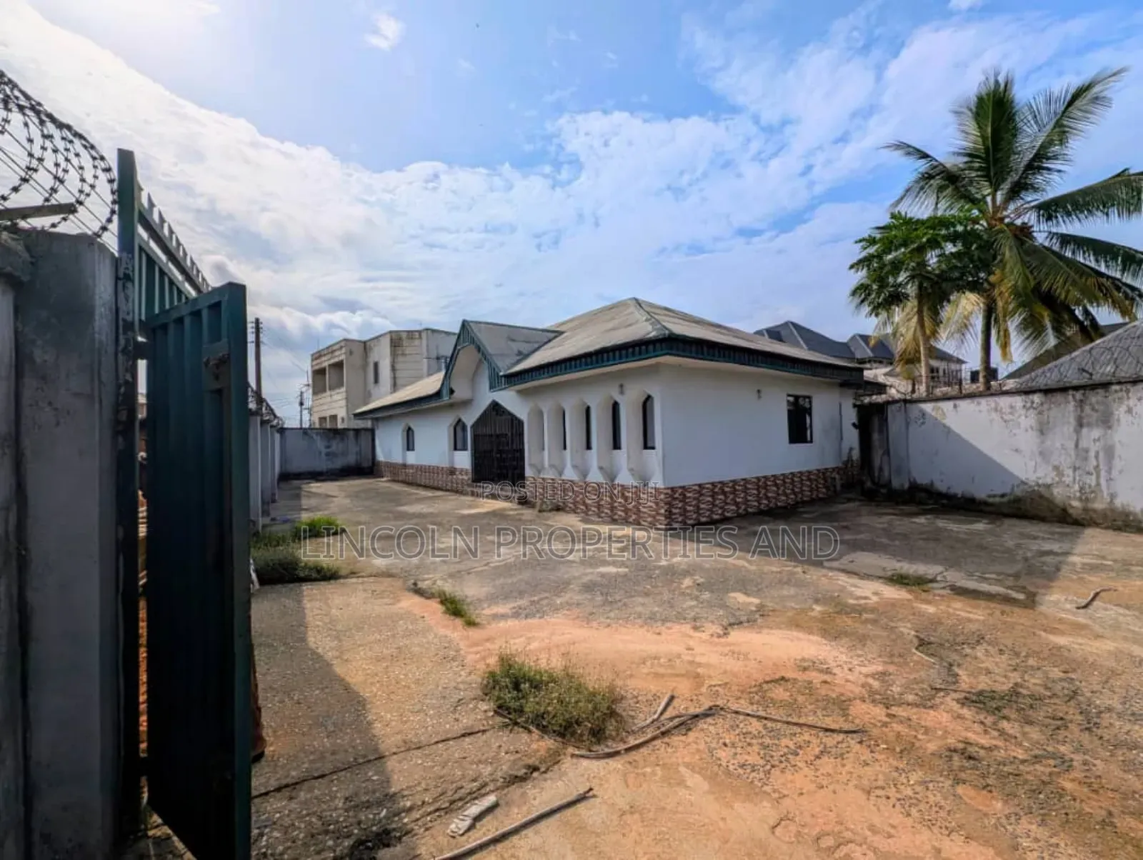 4bdrm Bungalow in Osongama Estate Uyo for sale