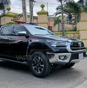 Black Toyota Hilux 2023