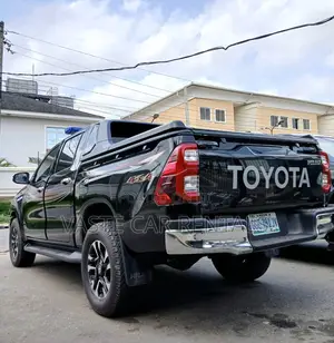 Black Toyota Hilux 2023