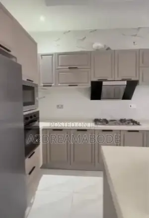 4bdrm Apartment in Onikoyi for rent