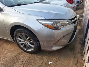 Toyota Camry SE w/Special Edition Pkg (2.5L 4cyl 6A) 2016 Silver