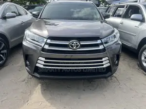 Toyota Highlander XLE 4dr SUV AWD (3.5L 6cyl 6A) 2015 Brown