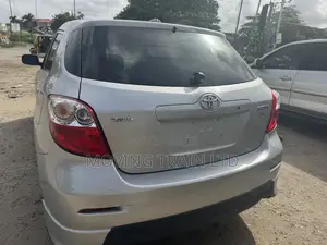 Toyota Matrix S Hatchback FWD (2.4L 4cyl 5A) 2010 Silver