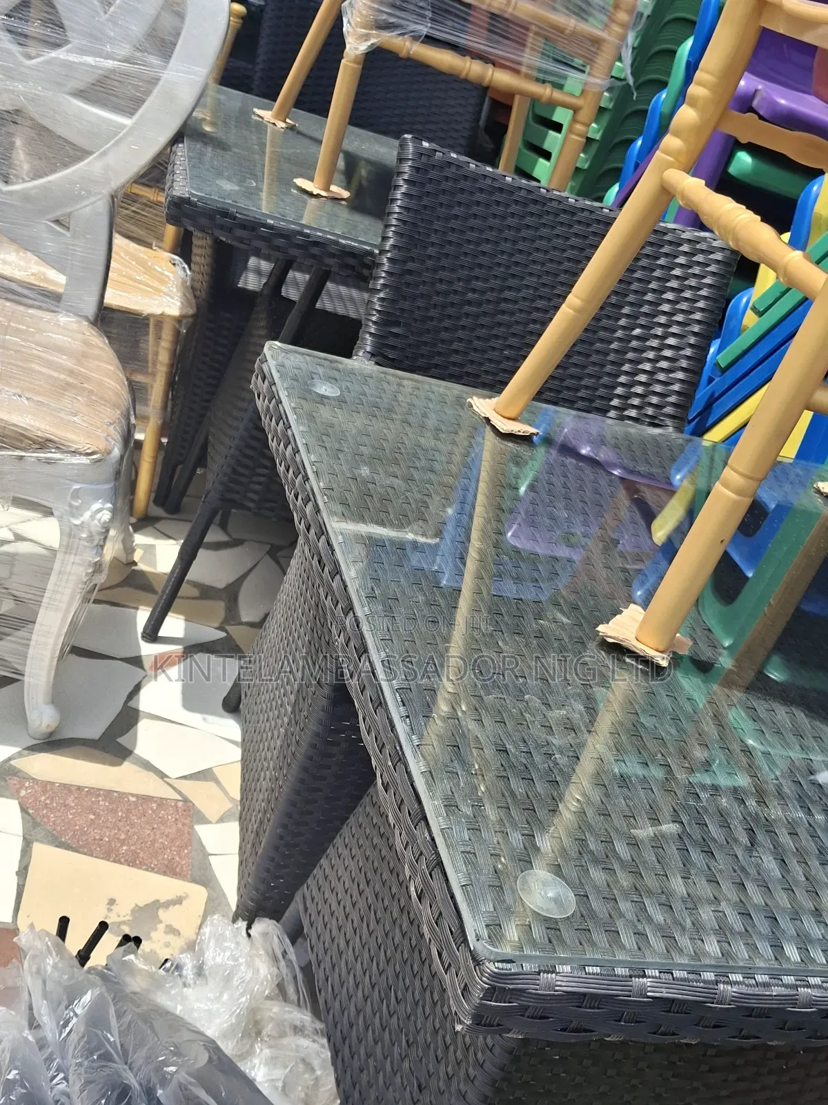 Ranten Table With 4 Chairs