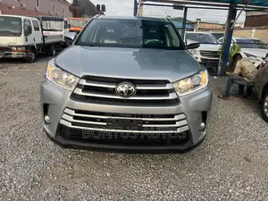Toyota Highlander XLE 4x4 V6 (3.5L 6cyl 8A) 2017 Silver