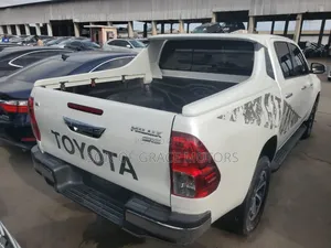 Toyota Hilux Revo Double Cab Petrol 2.7 AWD 2018 White