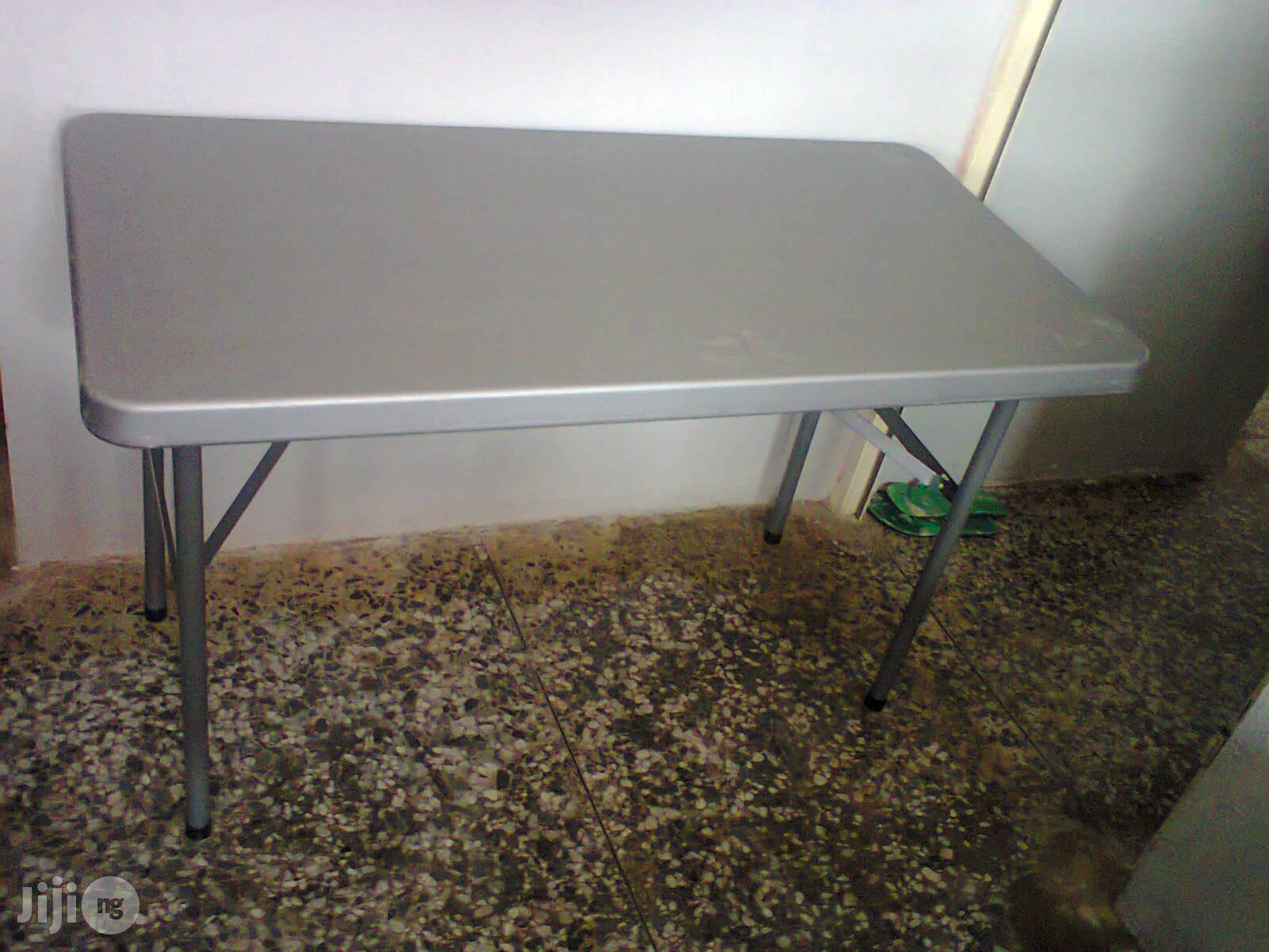 4 Ft Plastic Table
