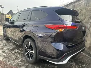 Toyota Highlander XSE 2021 Blue