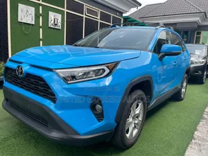 Toyota RAV4 XLE Premium 2021 Blue