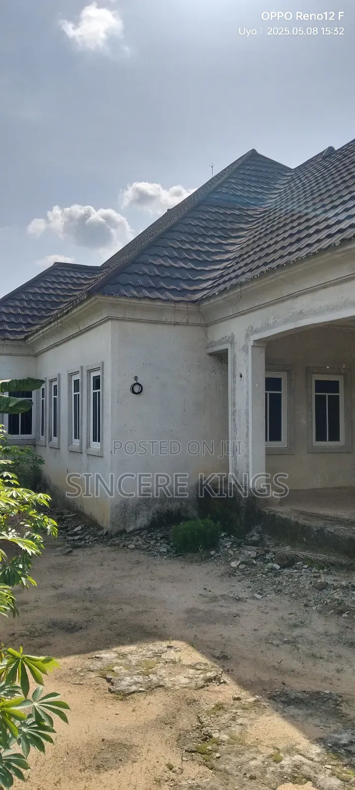 4bdrm Bungalow in Mbierebe Off Stadium for sale