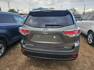 Toyota Highlander XLE V6 4x4 (3.5L 6cyl 6A) 2016 Green