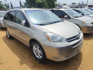 Toyota Sienna XLE Limited AWD 2005 Gold