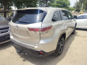 Photo - Toyota Highlander LE V6 4x4 (3.5L 6cyl 6A) 2016 Gold