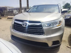 Photo - Toyota Highlander LE V6 4x4 (3.5L 6cyl 6A) 2016 Gold