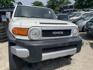 Toyota FJ Cruiser 2015 White
