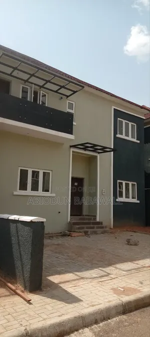4bdrm Duplex in Knowledge Estate for sale