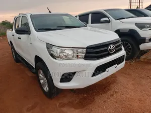 Photo - Toyota Hilux 2021 White