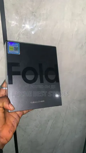 Photo - New Samsung Galaxy Z Fold4 256 GB Gold