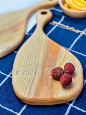 Leaf-Shaped Wooden Serving Board – 35cm