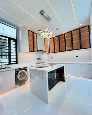 Furnished 5bdrm Duplex in Chevron for sale