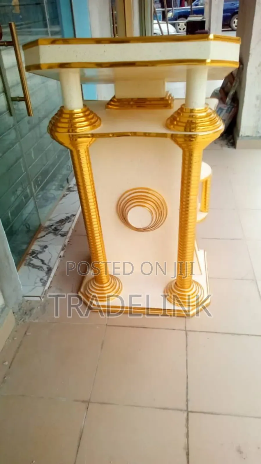 5 Feat Gold Pulpit