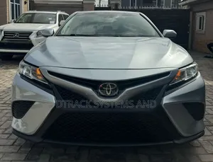 Toyota Camry SE FWD (2.5L 4cyl 8AM) 2018 Silver
