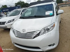 Toyota Sienna XLE 7-Passenger 4dr Minivan AWD (3.5L 6cyl 6A) 2015 White