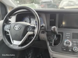 Toyota Sienna XLE 7-Passenger 4dr Minivan AWD (3.5L 6cyl 6A) 2015 White