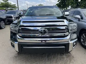 Toyota Sequoia Platinum FFV 4dr SUV 4WD (5.7L 8cyl 6A) 2016 Black