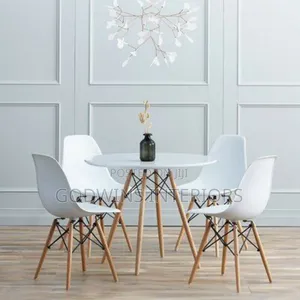 Round Table With 4 Plastic Chairs