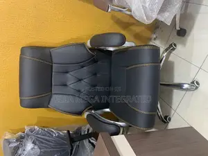 Executive Swivel Office Chair With Arm Rest.