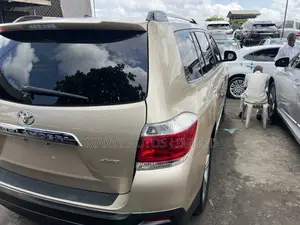 Toyota Highlander 2013 Gold