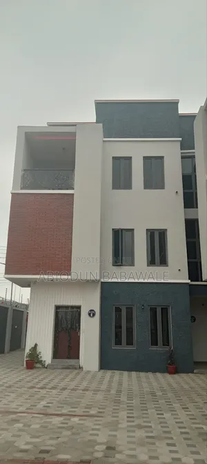 4bdrm Duplex in Jahi Gilmore for sale