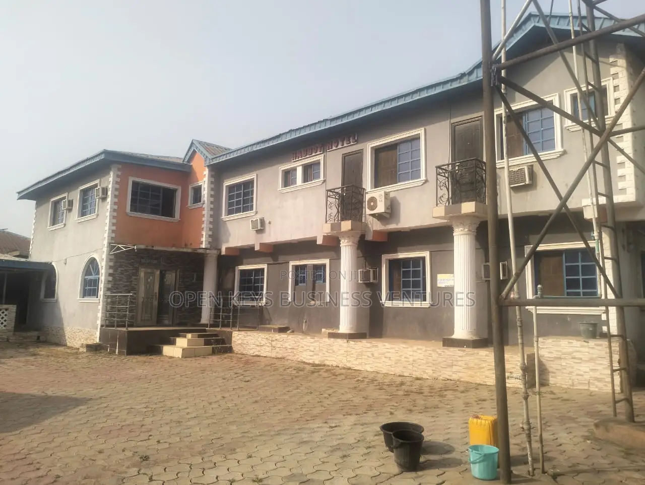 16 Rooms Modern Hotel