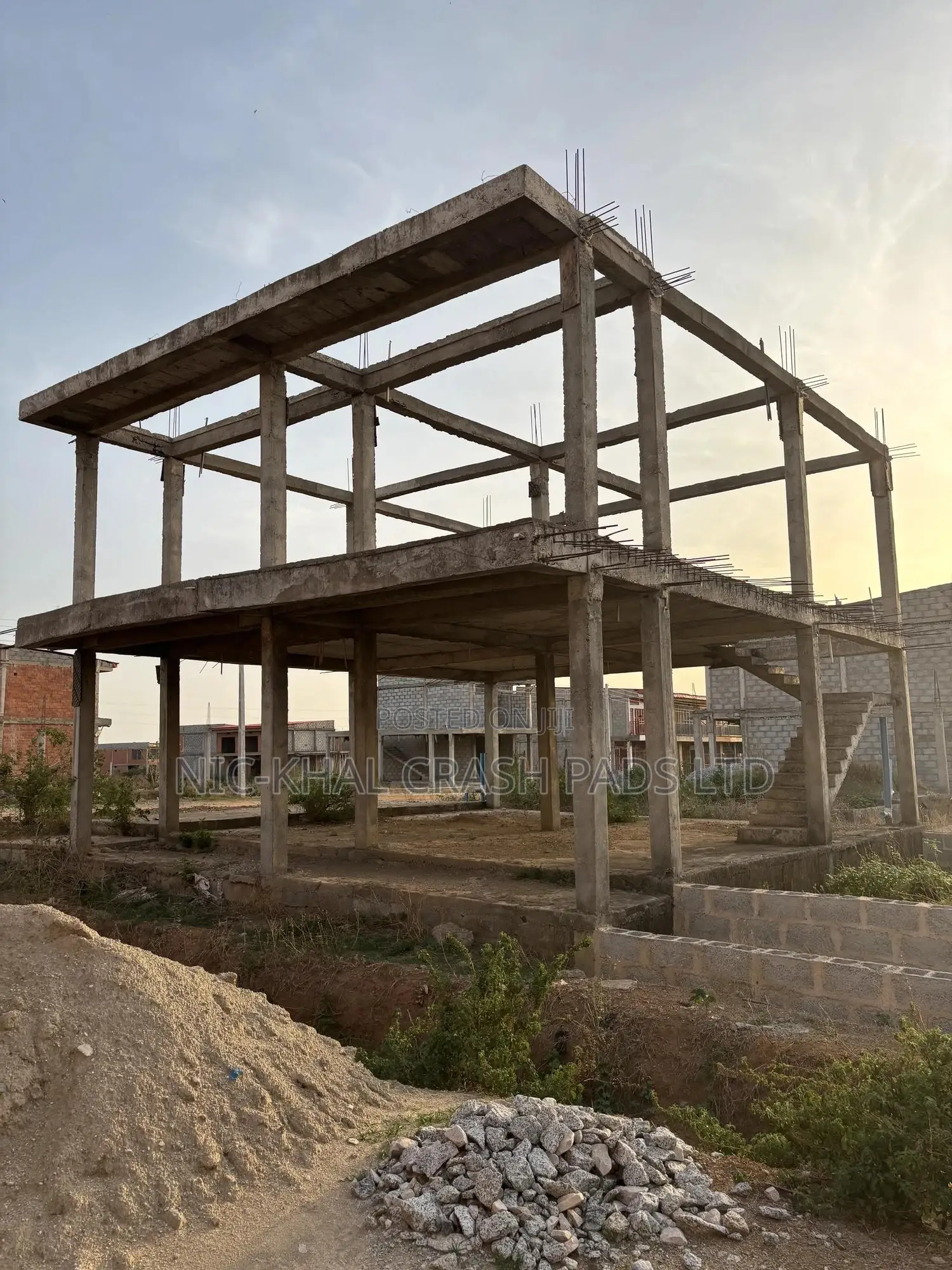 Strategically Sited Double Warehouse(Structural Element